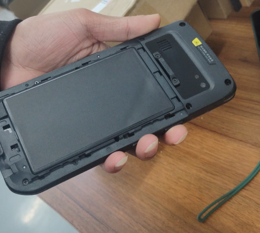 鸟鸟科技的PDA采用可拆卸的电池实拍图 盘点市面上性价比出众的PDA手持终端,企业采购必看指南(图1)