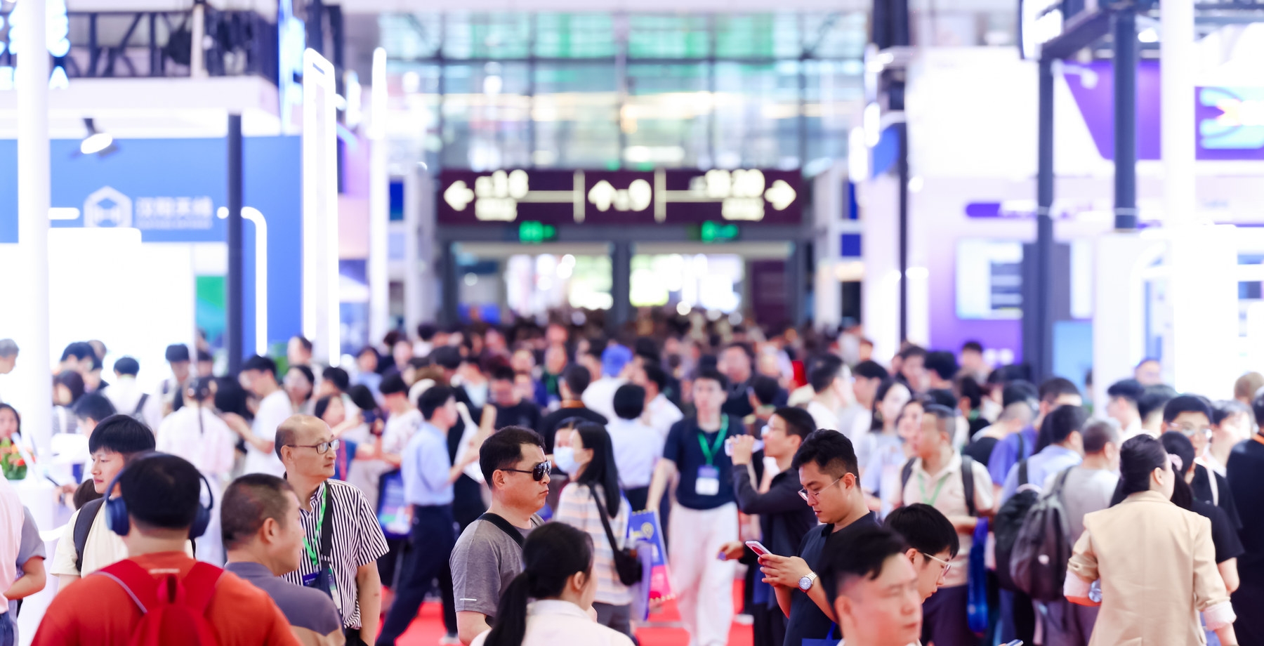 展馆内人流如织,物联网产业交流氛围热烈 展馆内人流如织,物联网产业交流氛围热烈